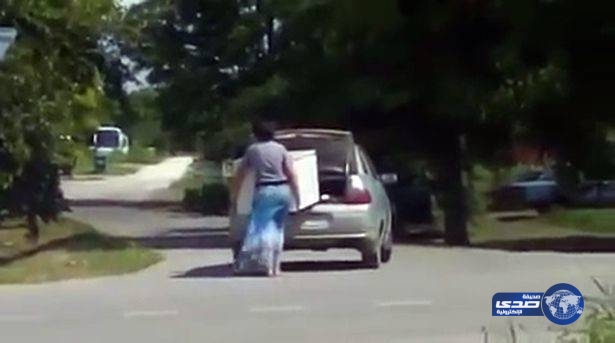 فيديو يثير ضجّة.. شاب يجبر خطيبته على حمل ثلاجة