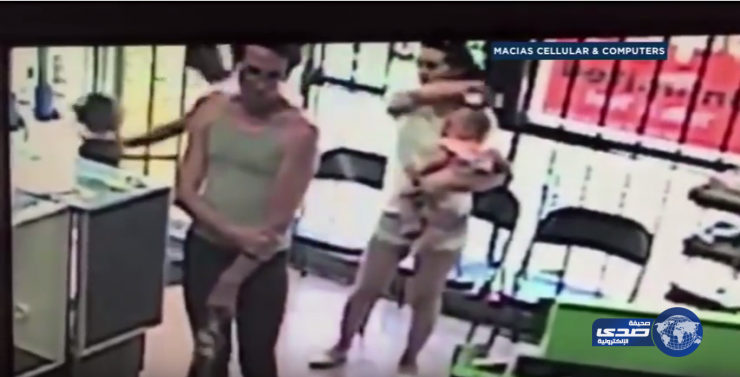 بالفيديو.. رجل يحاول اختطاف طفلة من دكان