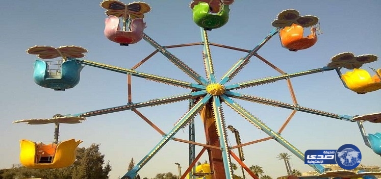 سقوط لعبة ملاهي أثناء تشغليها (صور)