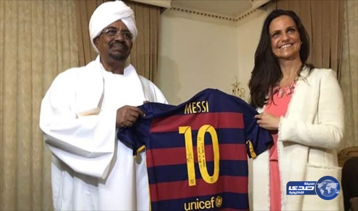 بالصور.. إهداء “ميسي” قميصه لـ”البشير” يثير جدلاً واسعاً في السودان