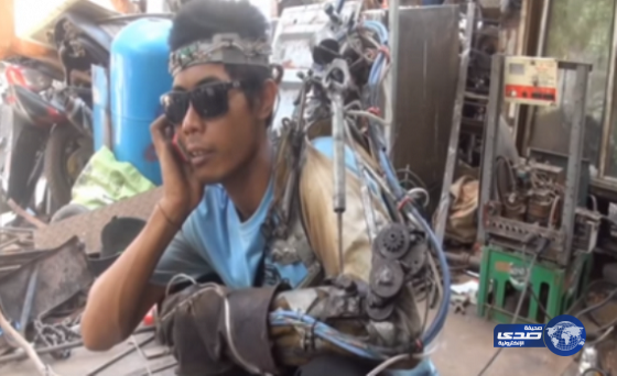 إندونيسي يصنع ذراعا إلكترونية من الخردة!