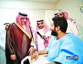 مغردون يدعمون رجل أمن تطارده شائعات الوفاة بصورته مع ولي العهد