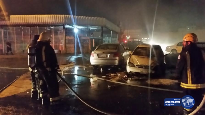 بالصور .. “مدني الطائف” يسيطر على حريقاً اندلع في 21 سيارة بصناعية الحوية‬