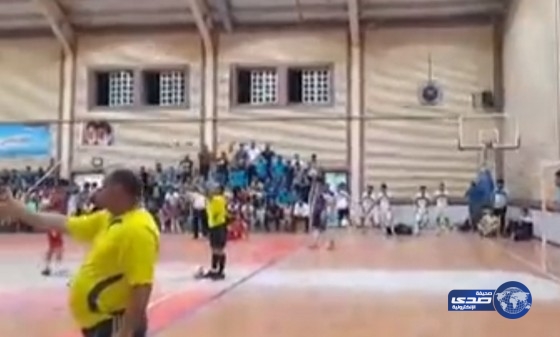 بالفيديو… حكم يعلن عن ركلة جزاء.. وحصل ما لم يكن في الحسبان!