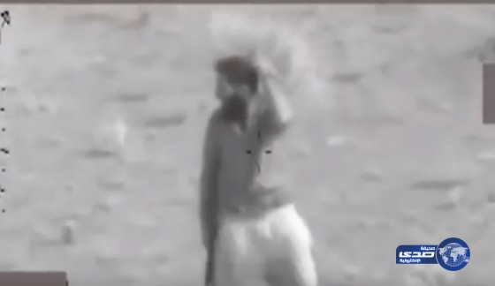 بالفيديو: “داعشي” يحاول الاختباء من مروحية عراقية بطريقة كوميدية