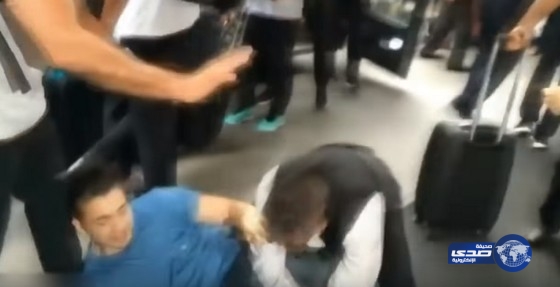 فيديو: مشجع مهووس يهاجم بنزيما لسبب غريب!