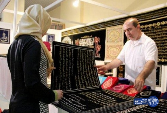 بالصور… خطاط سوري يرفض مليوني دولار ثمناً لمصحف مطرز على القماش صنعه بنفسه