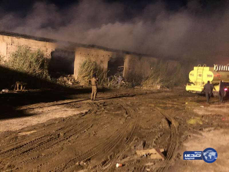 بالصور ..&#8221;مدني تبوك&#8221; يسيطرعلى حريق المستودعات بعد 8 ساعات عمل متواصلة