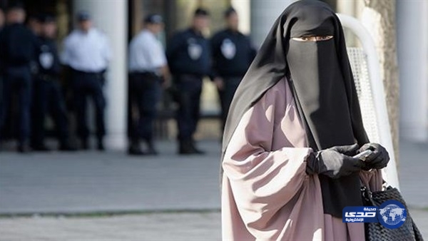 فضلت دفع غرامة تصل إلى 10 آلاف دولار.. مسلمة تتحدى حظر النقاب بسويسرا