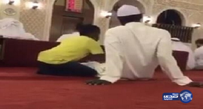 فيديو لطفل يدلك قدم والده المنهك بالمسجد يلقى إعجاب المغردين