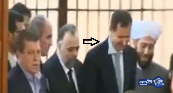 بالفيديو.. ياقة قميص بشار الأسد  تكشف عن ارتباكه أثناء صلاة العيد بحمص