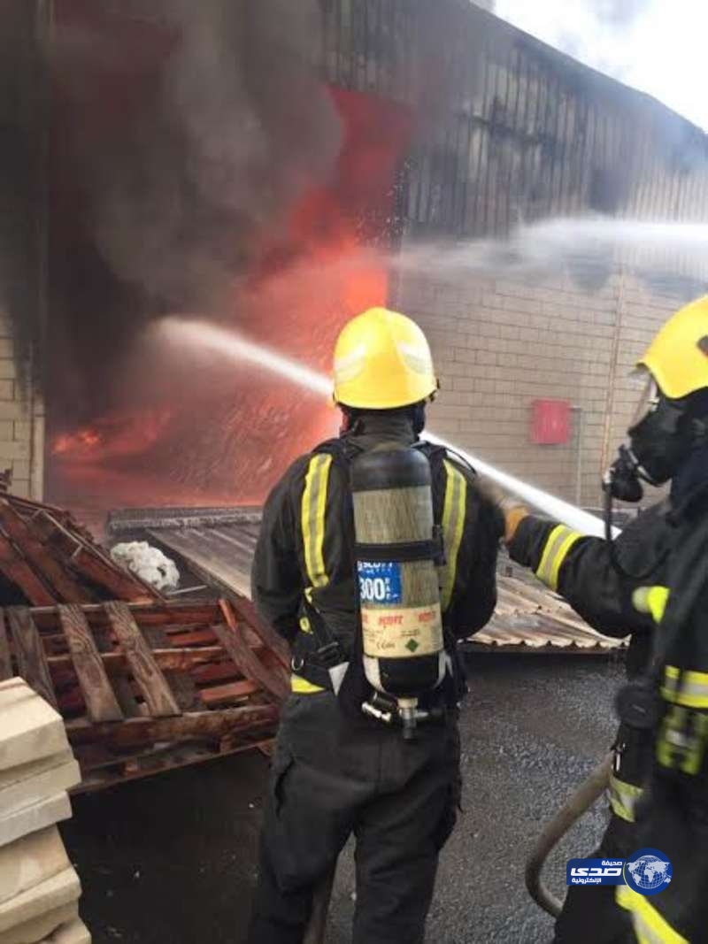 بالصور.. السيطرة على حريق بمستودعات جنوب جدة
