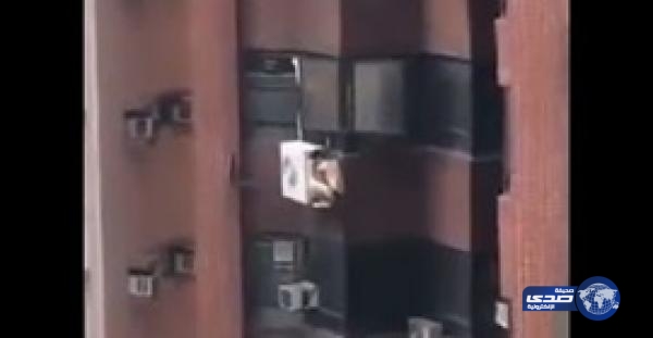 بالفيديو.. رجل يحاول الاختباء من زوج عشيقته بمكيف هواء بالطابق الـ8
