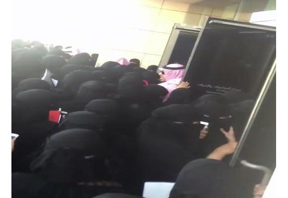 فيديو يكذب بيان جامعة &#8220;نورة&#8221; ويؤكد تدافع الطالبات