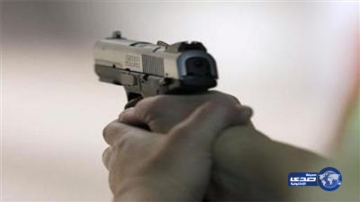 «خليجي» يطلق النار على زوجته