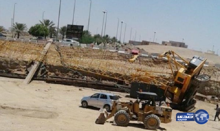 سقوط رافعة عملاقة تقوم بالعمل في أحد جسور منطقة تبوك