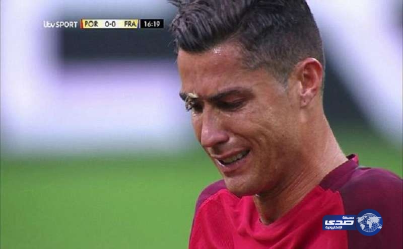 بالفيديو.. رونالدو يبكي بحرقة  اثر تعرضه للإصابة في نهائي اليورو