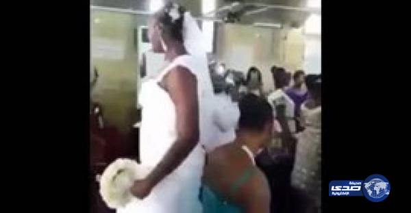 بالفيديو.. عروس تلفت الأنظار بسبب ضخامة حجمها مقارنة بالعريس