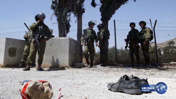 إطلاق النيران علي فلسطيني إثر  قيامه بطعن جنديين إسرائيليين