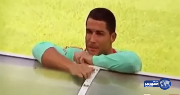 فيديو: بعد رفضها مغازلة رونالدو.. هذه الفتاة ستجعل إبراهيموفيتش يظهر في كوابيس الدون