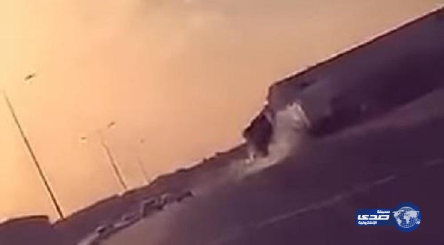 فيديو يكشف لحظة اصطدام مفحط بشاحنة ومصرعه بالرياض
