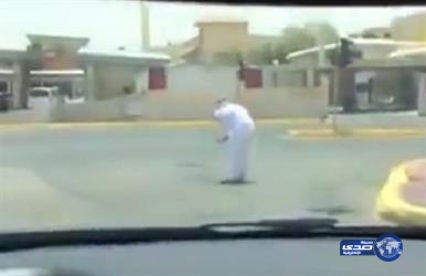 فيديو طريف لمواطن يرصد شخصين يجوبان الشوارع بحثا عن “البوكيمون”