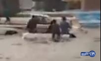 بالفيديو..شبان جازان  يستخدمون &#8220;قاربا&#8221; لعبور مياه الأمطار المتجمعة
