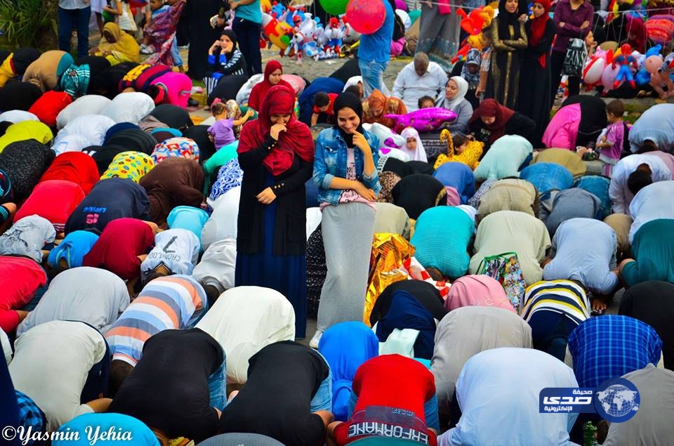 بالفيديو.. فتاة تصلي العيد بـ”الهوت شورت”