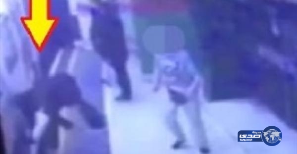بالفيديو .. رجل ياباني يلقى امرأة محجبة أمام مترو الأنفاق