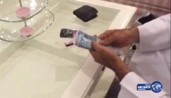 شاهد ..كويتي يلف سيجارته بــ10دنانير ويشعل النار فيها 