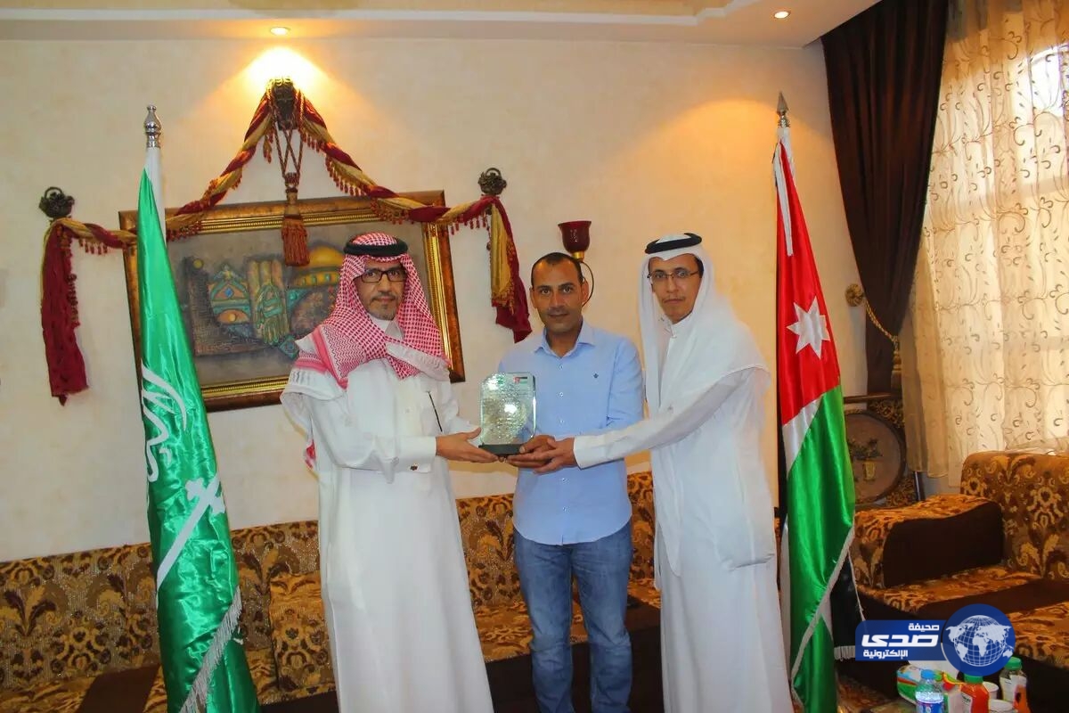 نادي الطلبة السعوديين في الأردن يكرم منقذ العائلة السعودية