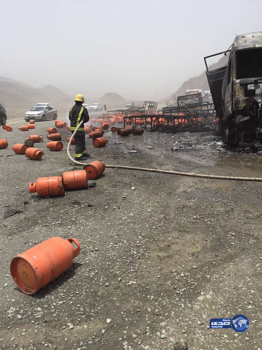 السيطرة علي حريق ناقلة غاز أثر انفجار 10 اسطوانات  في محايل