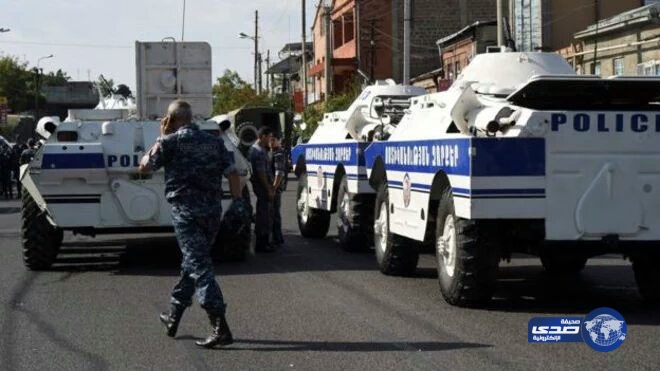 مسلحون يطلقون سراح أربع رهائن متبقين من الشرطة في أرمينيا