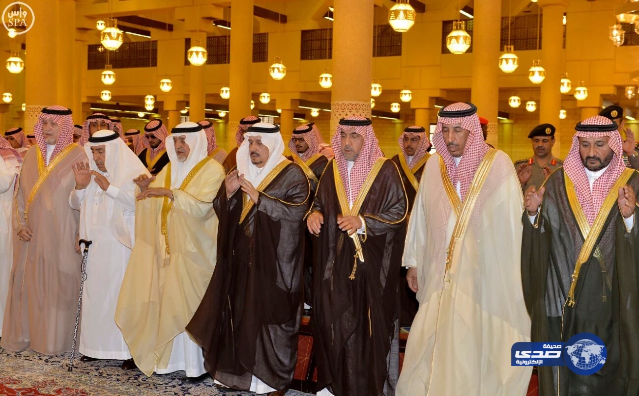 أمير الرياض  يؤدي صلاة الميت على الأميرة نورة بنت مساعد