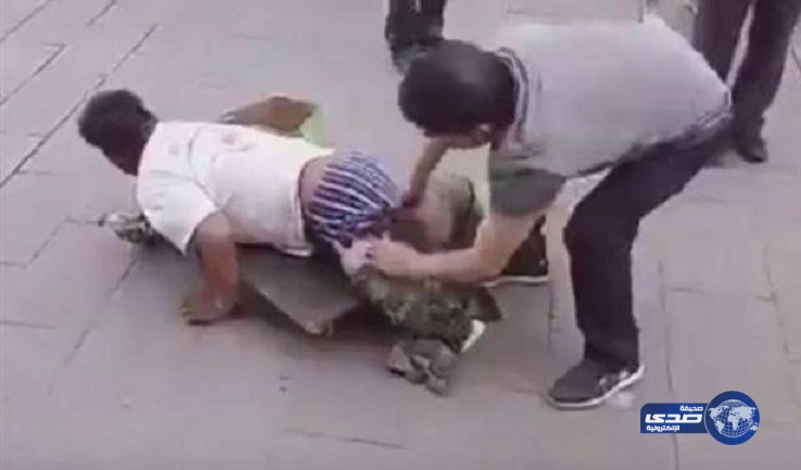 نزع سروال متسول مقعد فكشف عن مفاجأة !