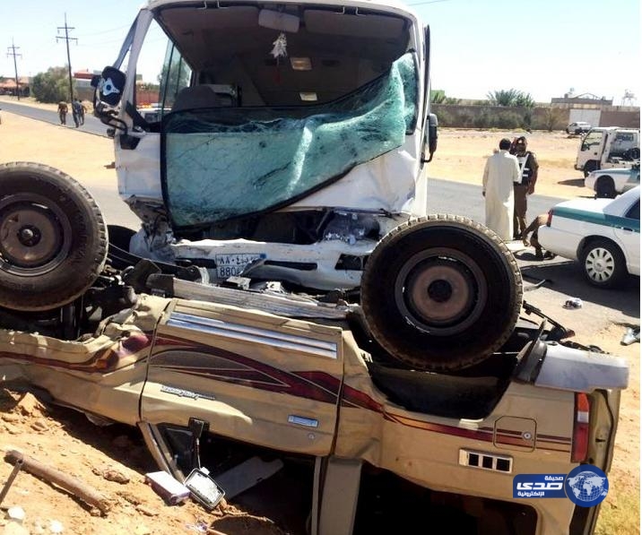 بالصور.. إصابـة «15» عاملًا فـي حـادث تصادم بتبـوك