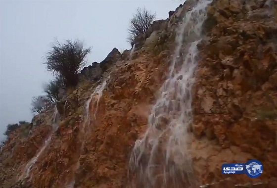 شاهد بالفيديو.. منظر رائع لجريان الشلالات على الجبال جنوب الطائف بعد سقوط أمطار بالأمس
