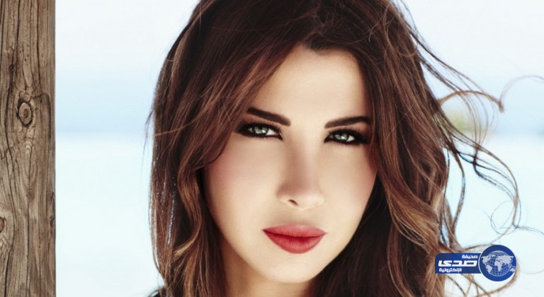 صورة.. نانسي عجرم تقبّل مطرباً شهيراً وتشعل مواقع التواصل