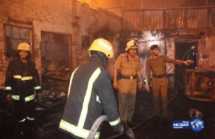 مدني مكة يسيطر على حريق مخزن للإسفنج