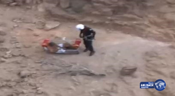 بالفيديو.. طيران الأمن ينتشل مواطنيَن أحدهما متوفياً من أعلى قمة جبلية بينبع