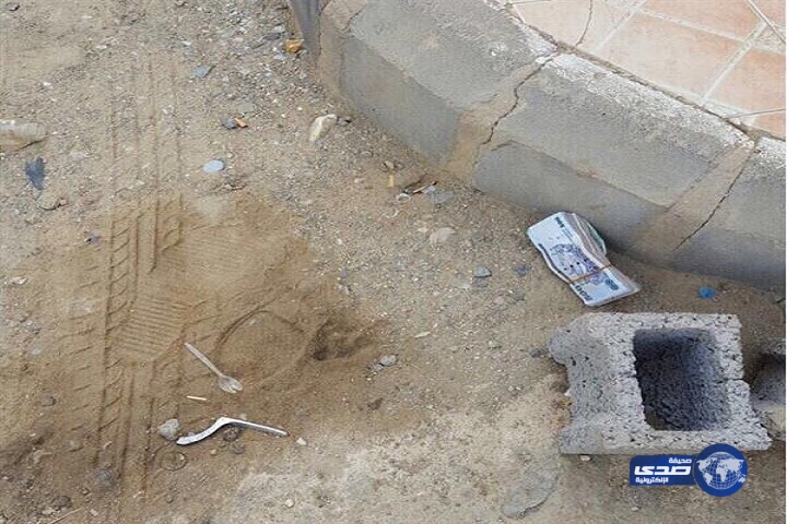 بالصور.. أموال ملقاة على الأرض بعد سرقة صراف في خيبر