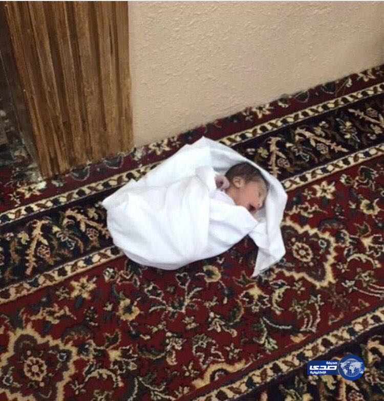 دوريات الأمن بمحافظة دومة الجندل تعثر على طفل حديث الولادة باحد المساجد‎