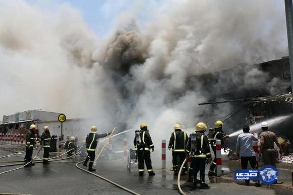 بالصور..مدني مكة يكافح حريقاً في محلات الغزة بمكة
