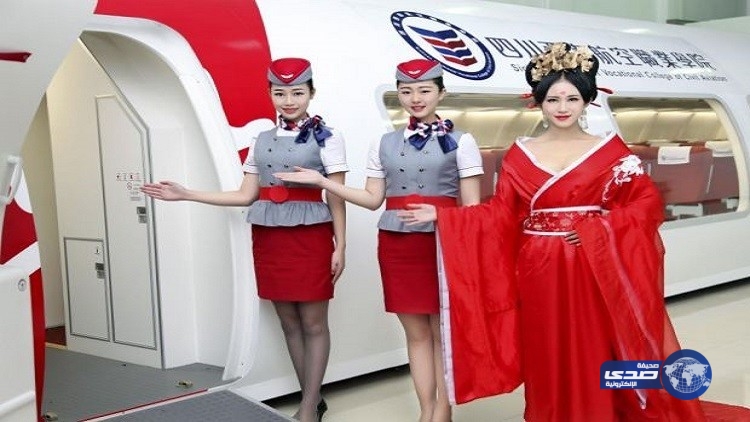 سبب استقبال المضيفات للركاب على باب الطائرة