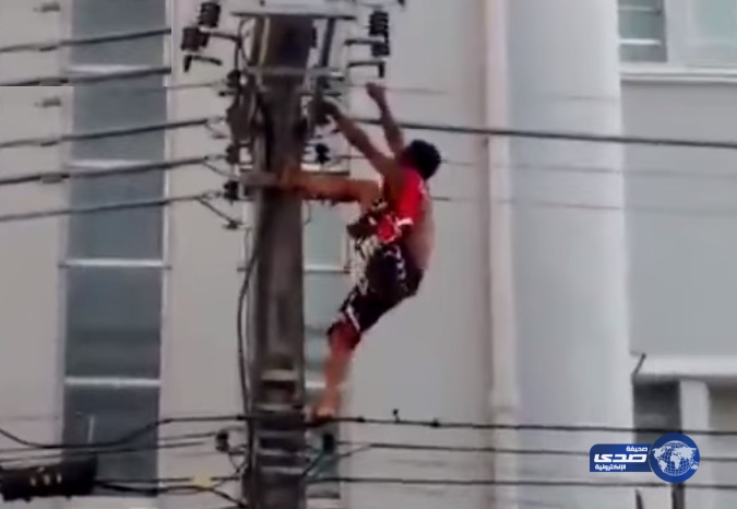 فيديو صادم لحظة تعرض رجل لصقعة كهربائية توقعه ميتاً!