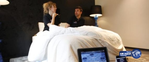 صوّر صديقه عاريًا بعد ضبطه في أحضان زوجته يمارس..