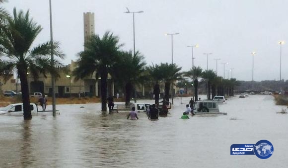 الأمطار تداهم  شوارع  إسكان الحصمة.. ومدني جازان يحذر من السيول