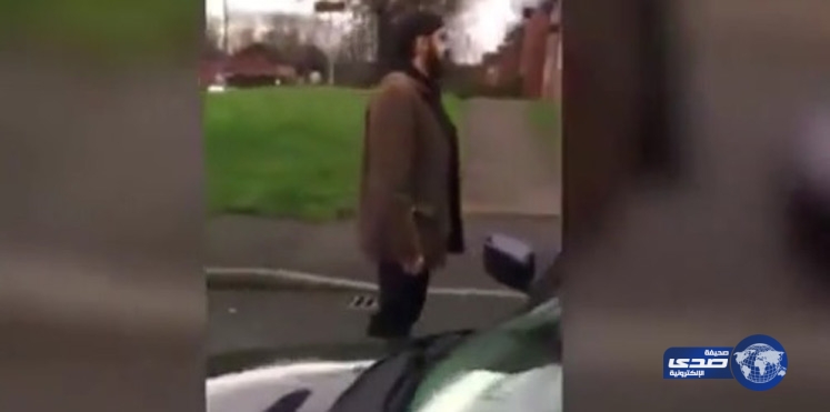بالفيديو.. رجل يتعرّض للضرب أمام زوجته وأولاده