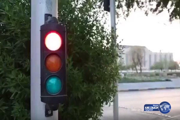 بالفيديو.. سائقون يتجاوزون الإشارة الحمراء 47 مرة خلال 15 دقيقة في شارع رئيسي بالرياض