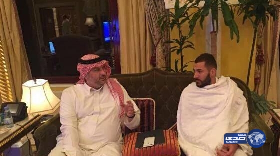 بنزيمه يؤدي العمره ويجتمع مع رئيس هيئة الرياضة